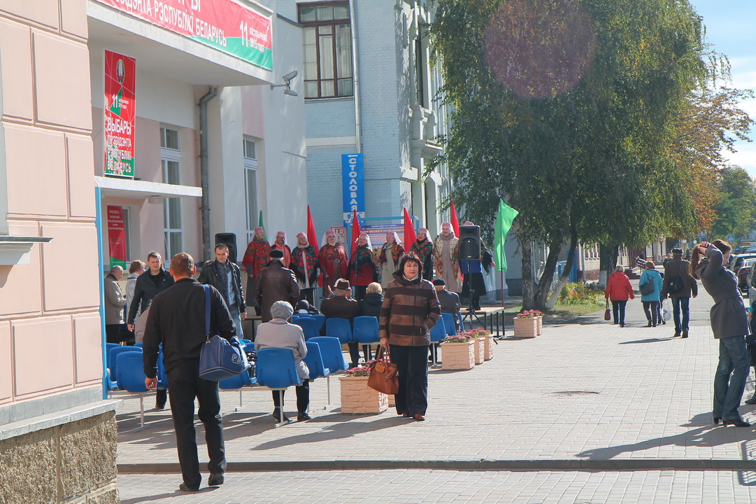 Участок №29 Железнодорожного района Гомеля: избиратели не только голосуют, но и покупают вкусные обеды