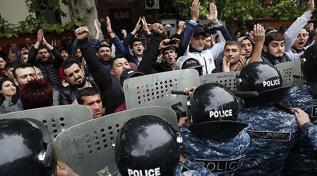 Полиция в Ереване применила спецсредства против демонстрантов