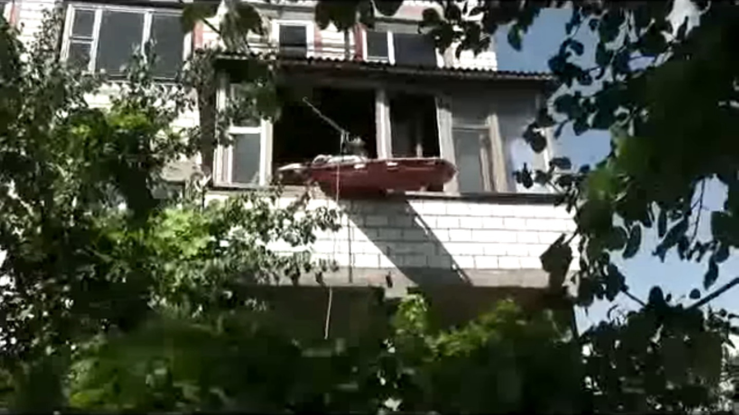 В Гомельском районе спасатели спустили пенсионерку через окно, потому что медики не могли перенести ее по лестнице
