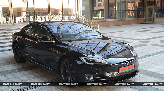Лукашенко протестировал Tesla и поручил разработчикам белорусского электромобиля стремиться к этому уровню