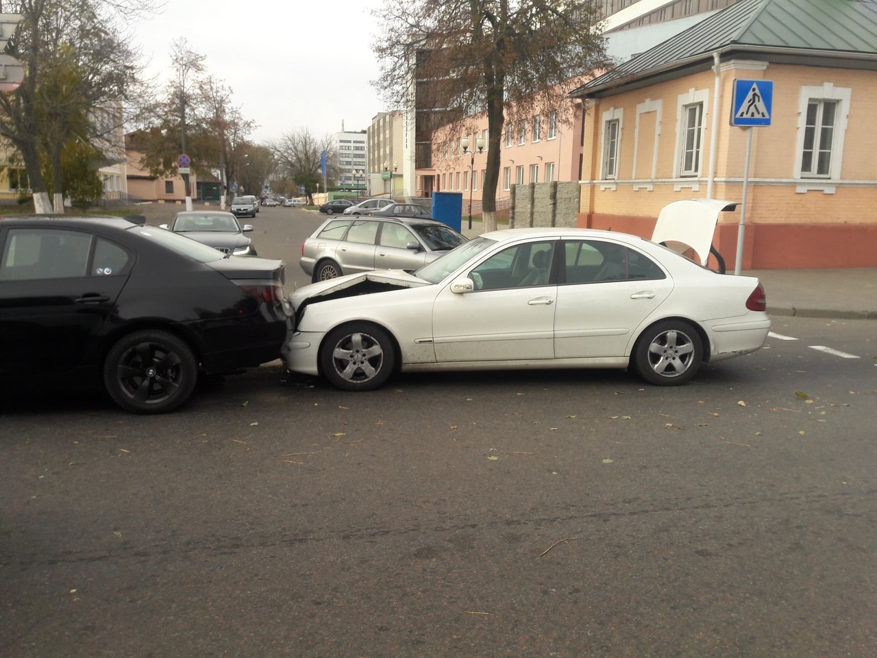 Фотофакт: на улице Гагарина столнулись Мерседес и BMW