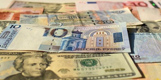 Белорусский рубль на торгах 21 октября укрепился к трем основным валютам