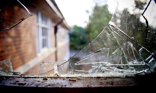 В Гомеле разбойники проникли в квартиру сквозь разбитое стекло, связали хозяев и похитили вещи