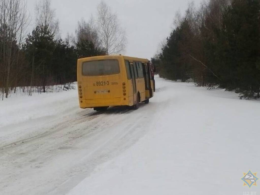 В Буда-Кошелевском районе спасатели вытащили из снежного плена автобус с пассажирами