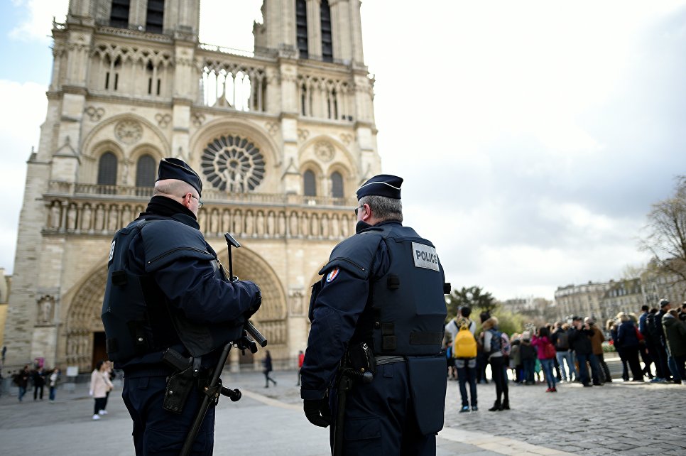 Французские полицейские перепутали книгу с мусором 