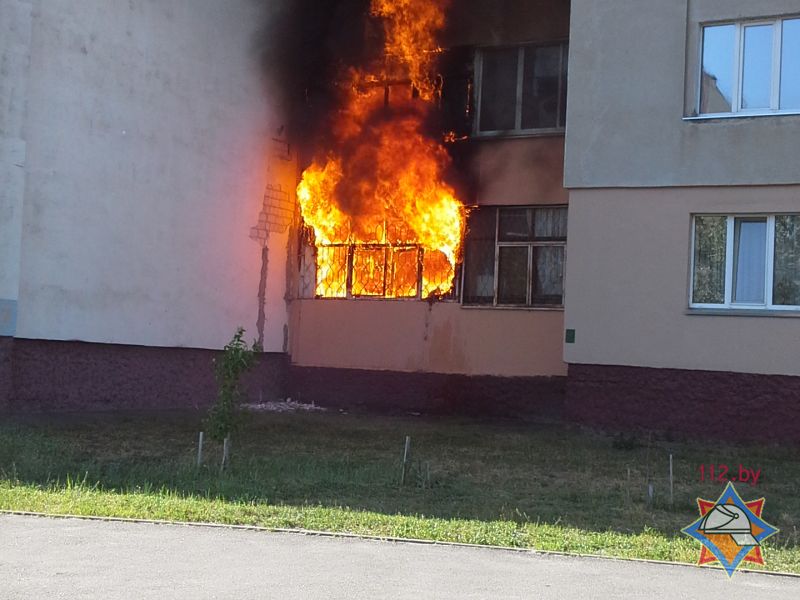 Покурил сосед сверху? На улице Головацкого в Гомеле горели балконы на первом и втором этажах