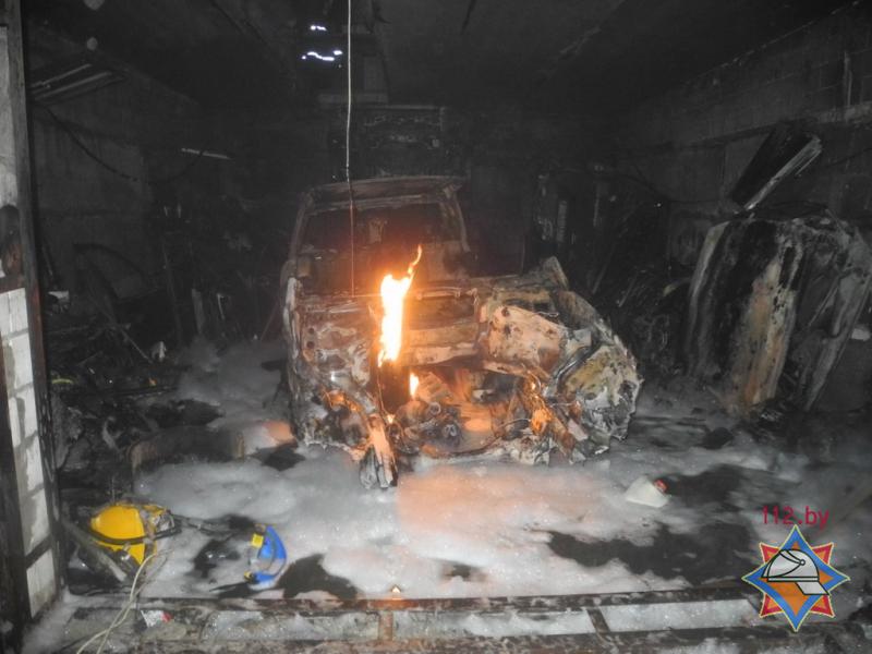 В Гомеле горел гараж вместе с двумя машинами внутри