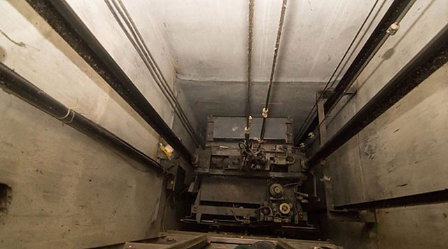 Официантка минского кафе упала в шахту лифта с 4-метровой высоты