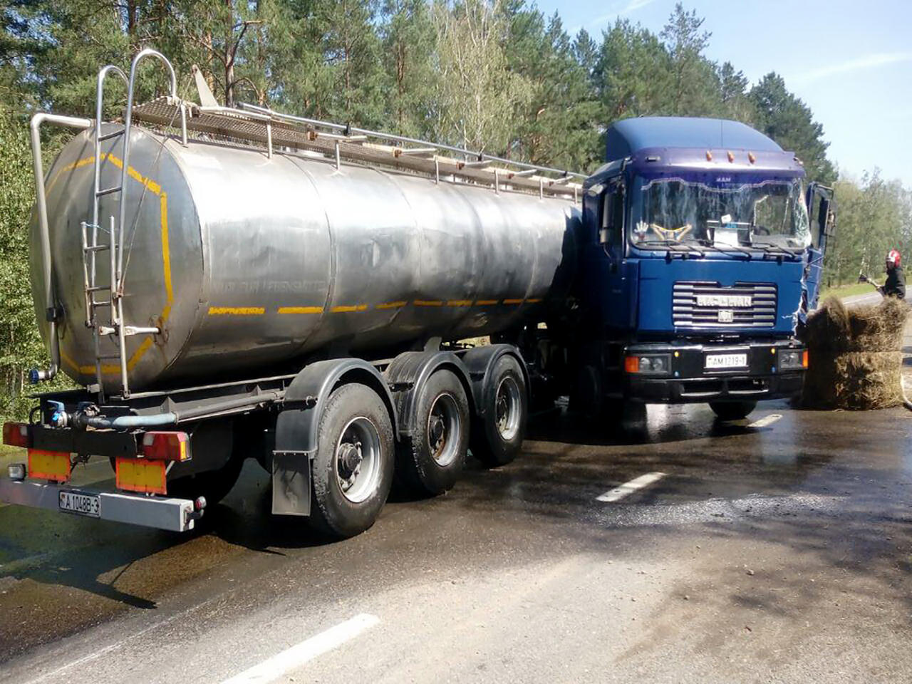 ДТП в Речицком районе: у седельного тягача, транспортировавшего автоцистерну, пробило топливный бак