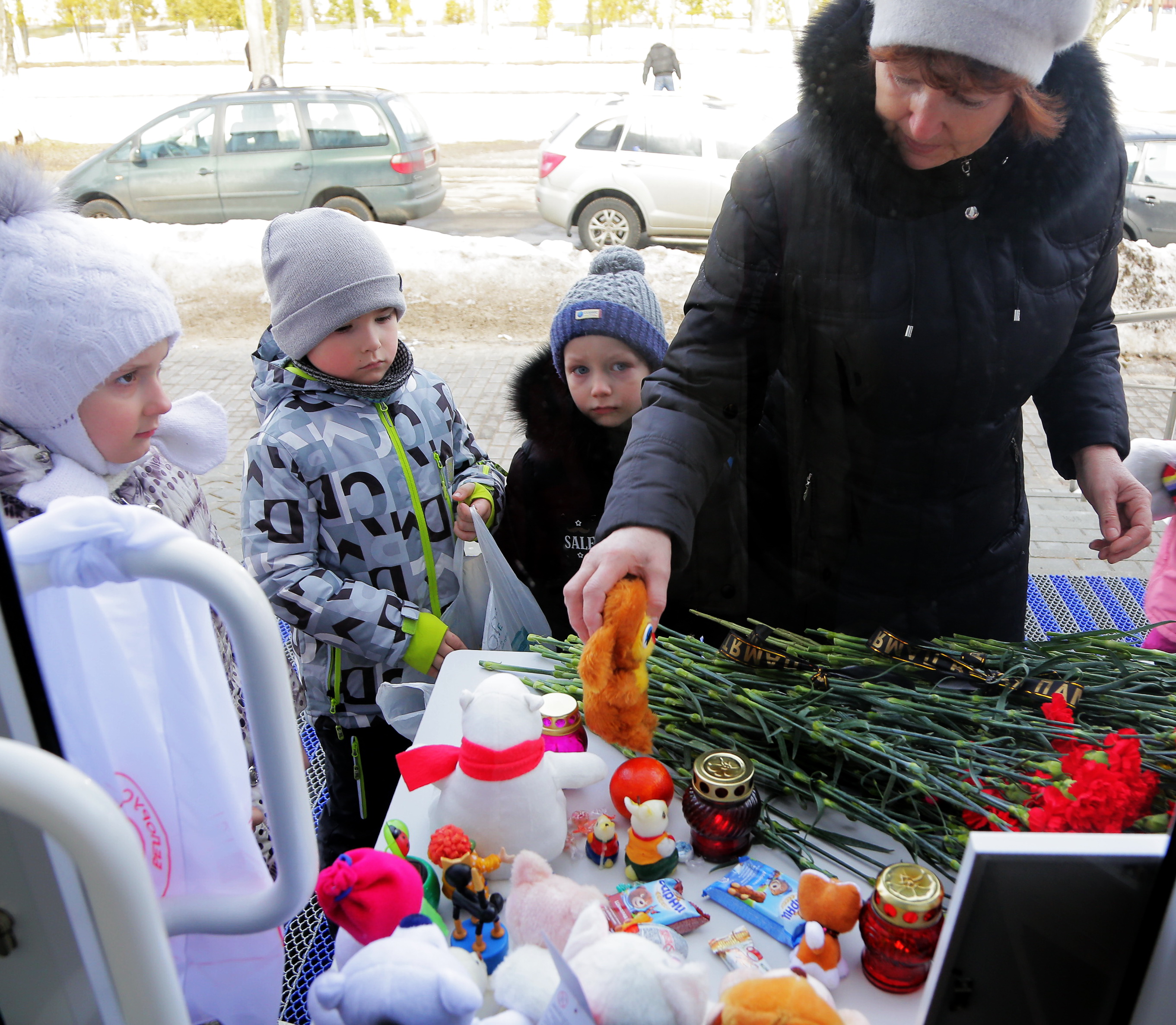 Трагедия в Кемерове не оставила равнодушными: гомельчане несут цветы, детские игрушки и сладости к Российскому центру науки и культуры 