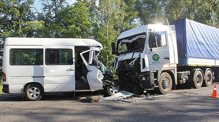 В Рогачевском районе водитель буса уснул за рулем, врезался в МАЗ и погиб