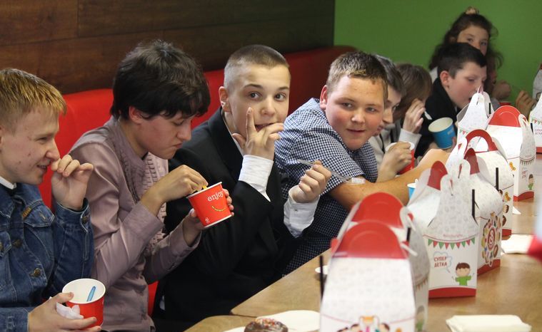 Ребята из Улуковской школы-интерната побывали в «Пиццбурге»