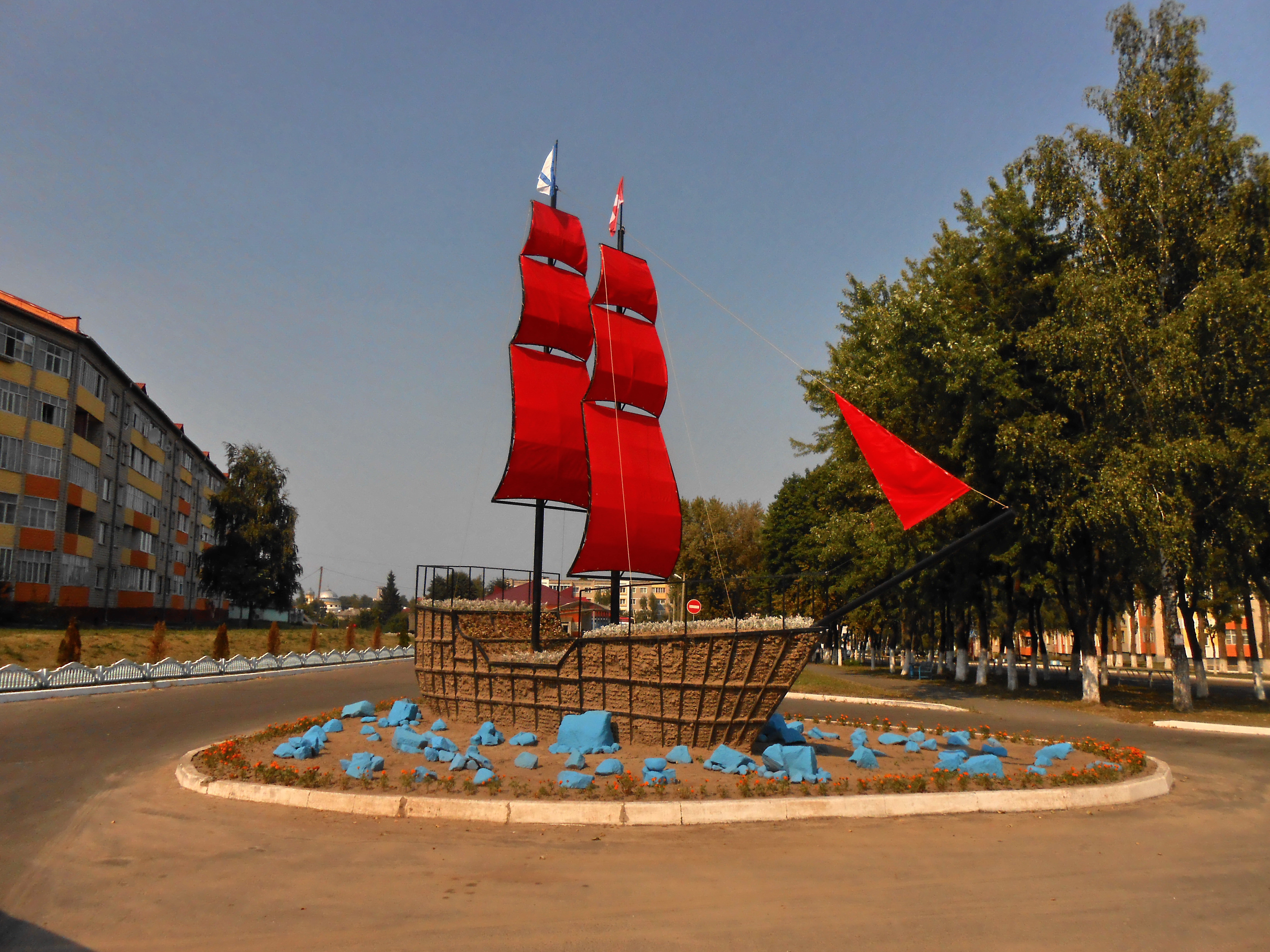 Девятиметровый корабль с алыми парусами «пришвартовался» в Чечерске