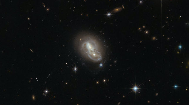 Телескоп Hubble заснял «вальс» двух галактик