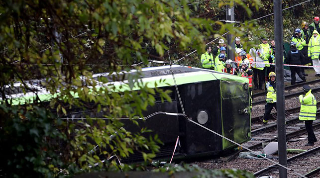 Трамвай сошел с рельсов в Лондоне: погибли 5 человек, более 50 пострадали