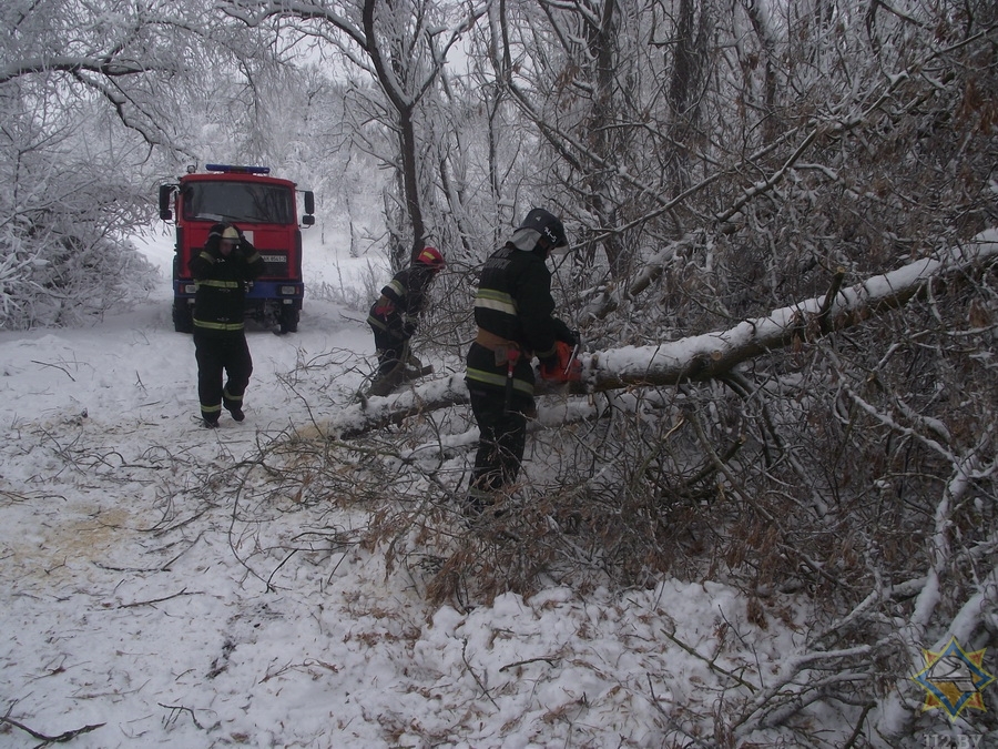 Из-за непогоды в Буда-Кошелевском районе в снежную ловушку попала карета скорой помощи