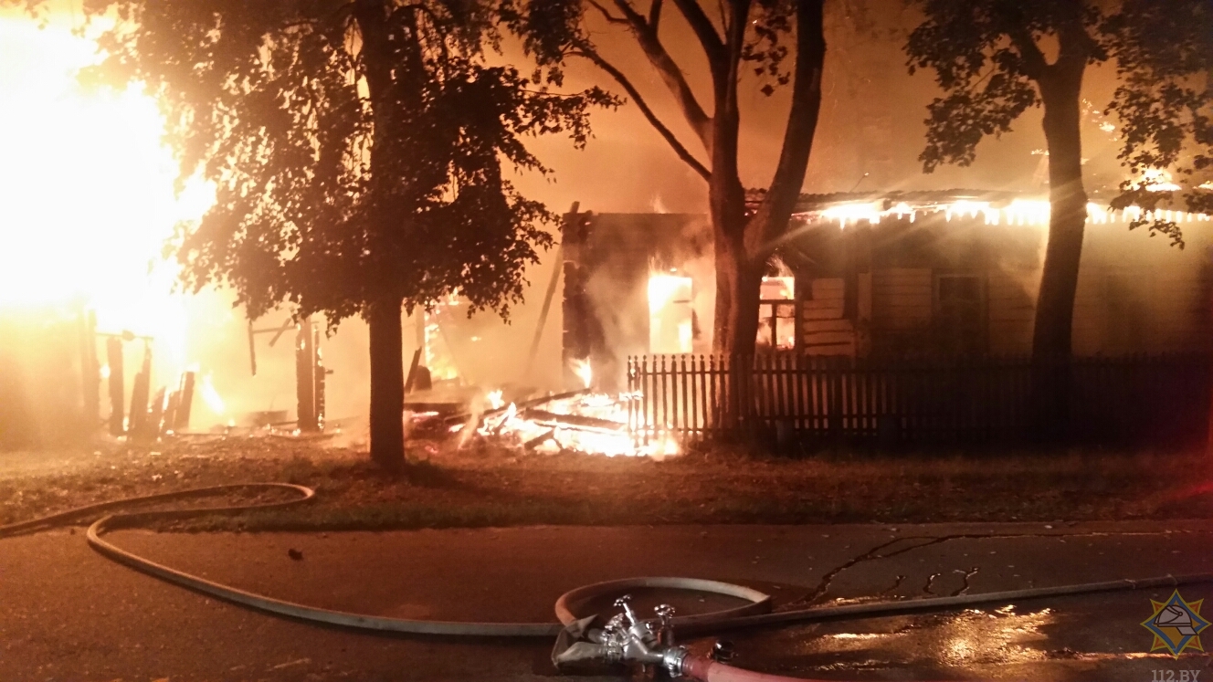 В Рогачевском районе сгорел дом. Хозяин погиб, его друга удалось спасти 