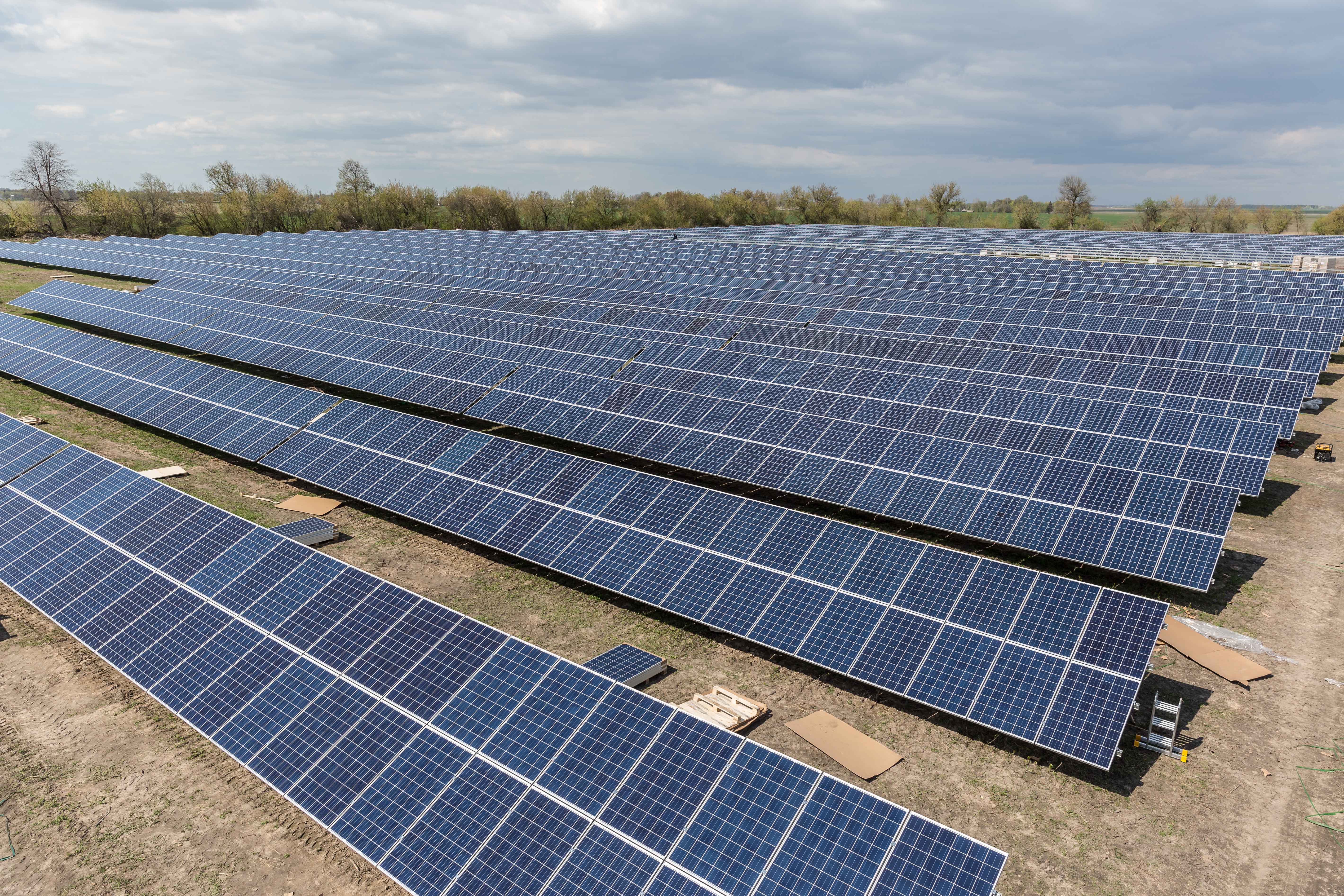 В Брагинском районе возводят две солнечные электростанции