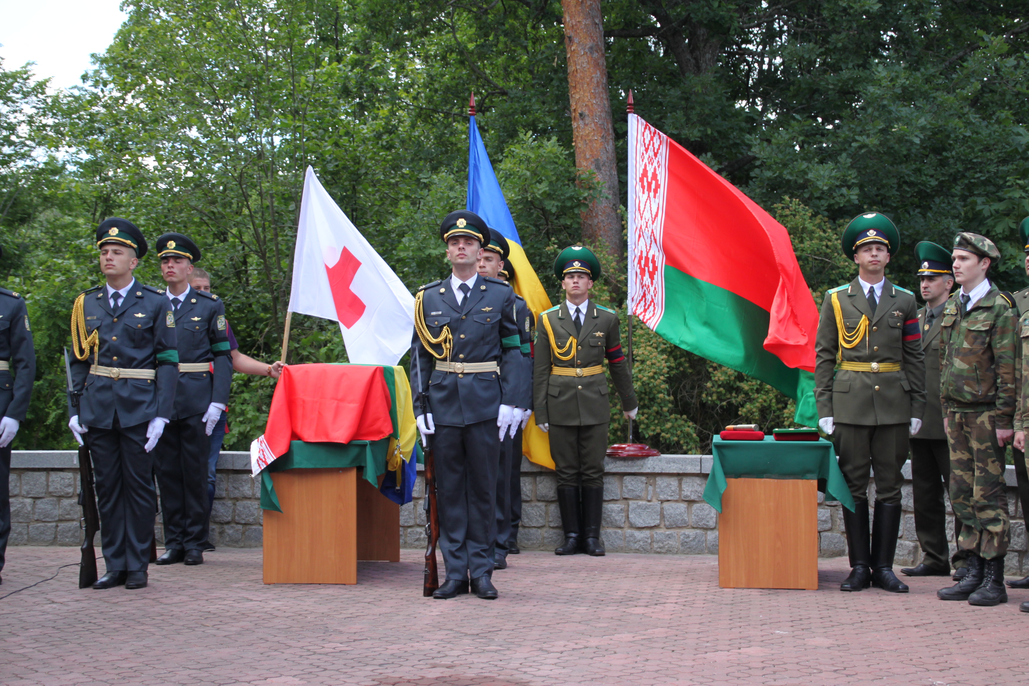 Пограничники своих не бросают. Останки белоруса, погибшего в годы войны на Украине, торжественно переданы на родину