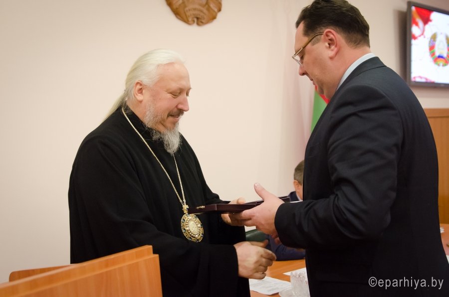 Епископ Гомельский и Жлобинский Стефан вручил представителям власти медали за сотрудничество