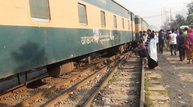 В Бангладеш поезд сошел с рельсов, четыре человека погибли (видео)