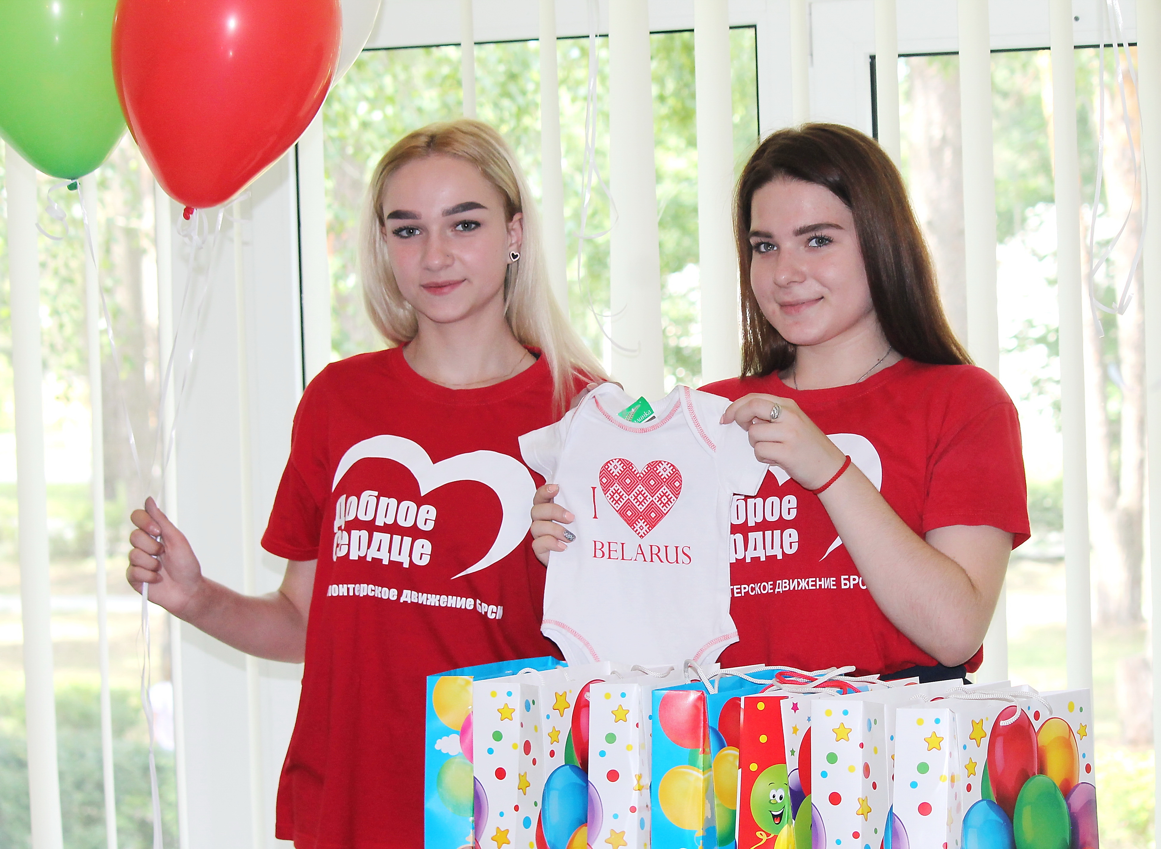 Накануне Дня Независимости активисты БРСМ провели в гомельском роддоме акцию «Подари новорожденному вышиванку»