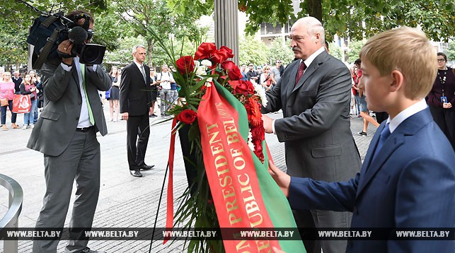 Лукашенко возложил венок у Национального мемориала 