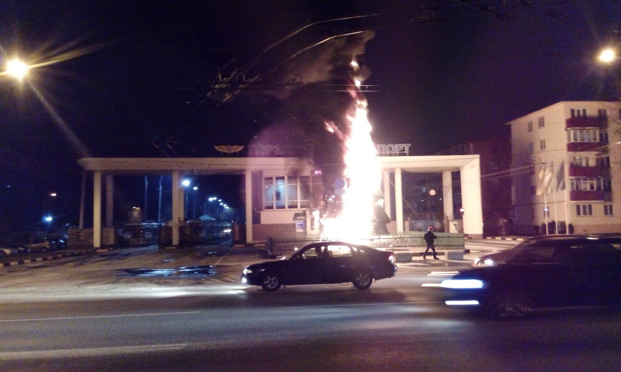 Фотофакт. Возгорание ёлки возле троллейбусного парка №1