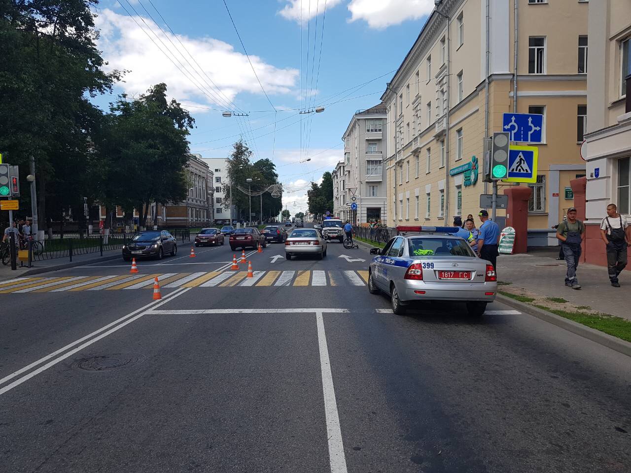 В Гомеле на Кирова 18-летний водитель сбил велосипедиста, который переезжал дорогу по пешеходному переходу. Подробности