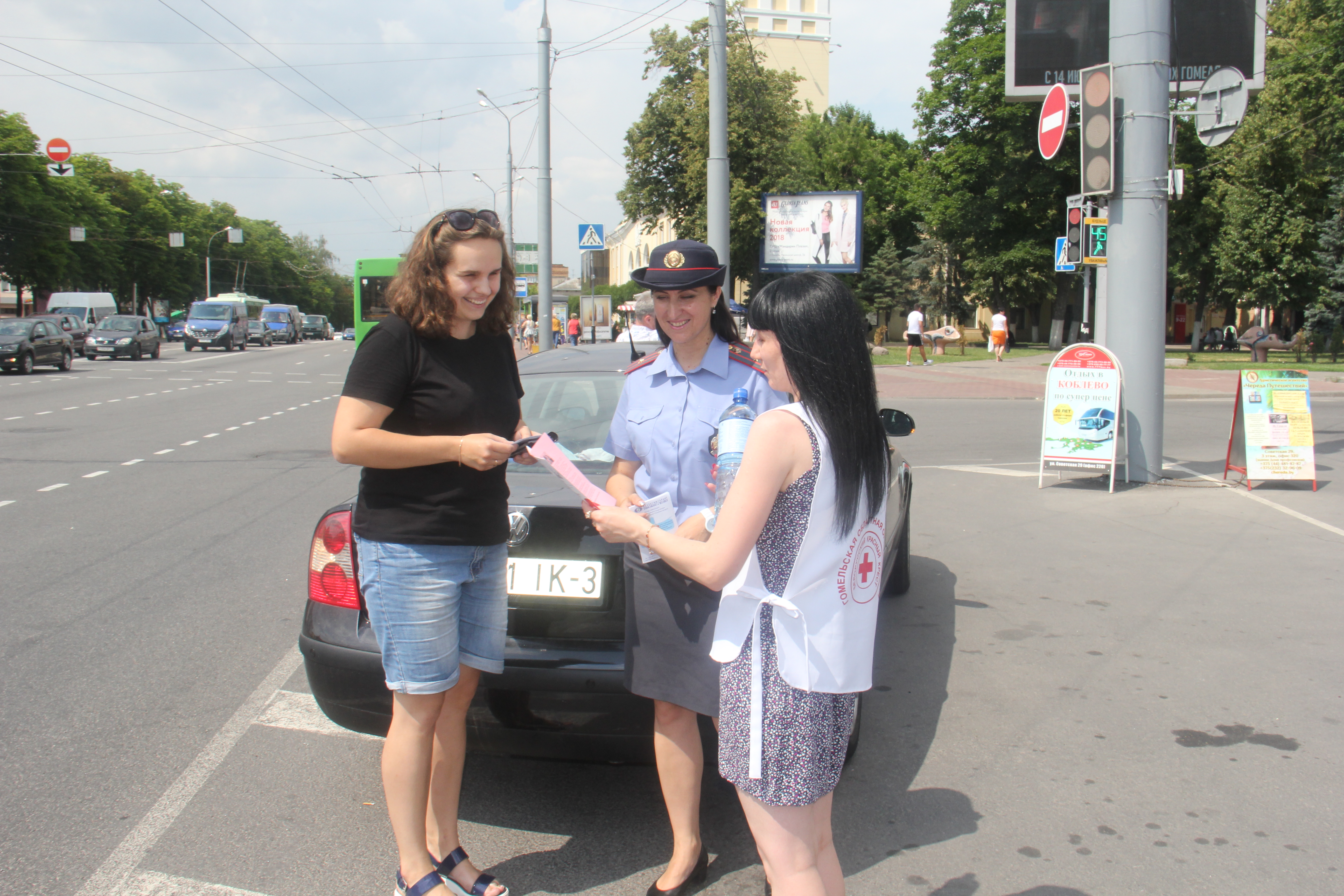 В Гомеле ГАИ и Красный крест провели профилактическую акцию «Внимание, жара!»