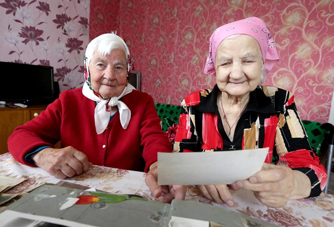 Разлученные в детстве сестры встретились спустя 80 лет