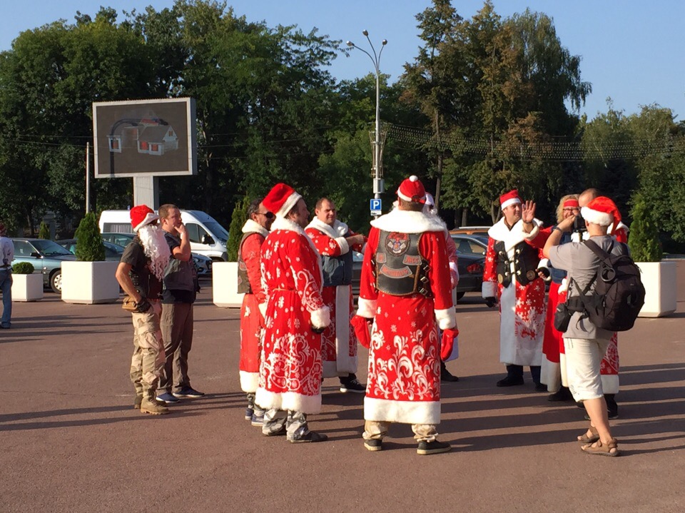 Фотофакт. Дед Морозы-байкеры собрались на площади Ленина