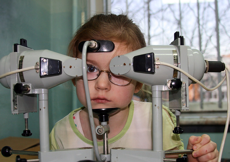 Заболевания с нарушением зрения. Аппараты для зрения для детей. Дети с косоглазием и амблиопией. Офтальмолог детский аппарат. Дети с нарушением зрения.