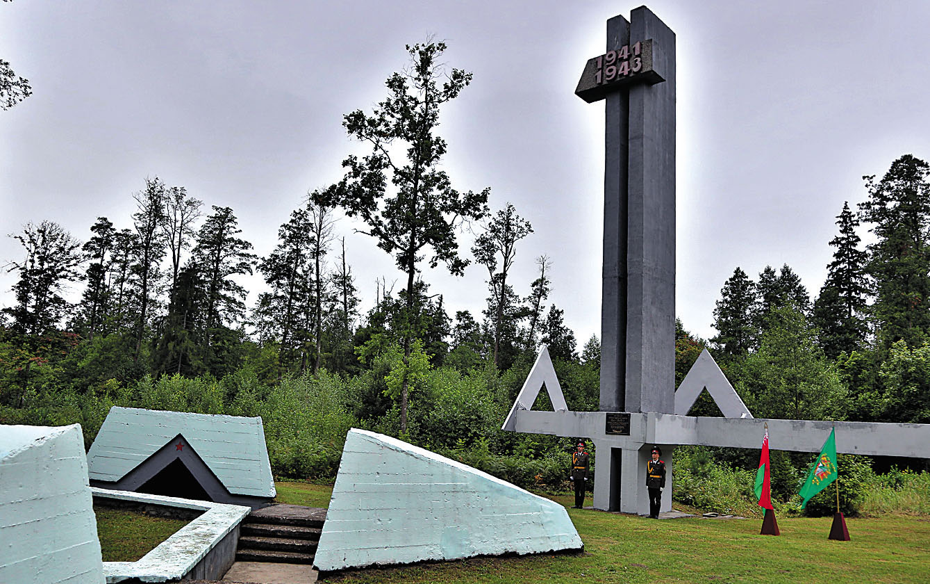 Партизанская криничка гомель. Партизанская Криничка мемориальный комплекс. Гомельский Партизанская Криничка. Гомель мемориал партизанам. Фото мемориальный комплекс «Партизанская Криничка».