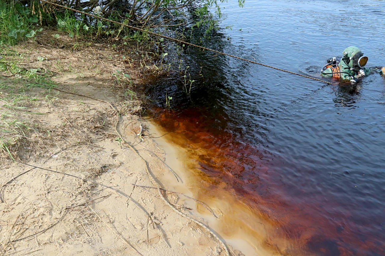 Под водой рязань. В широкой балке утонул парень 4.09. Утопили рыбаки в Черлакском районе в октябре 22 года. В районе деревни Лабышка упал Рыбак.