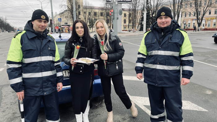 В Гомеле в Международный женский день сотрудники ГАИ провели акцию “С