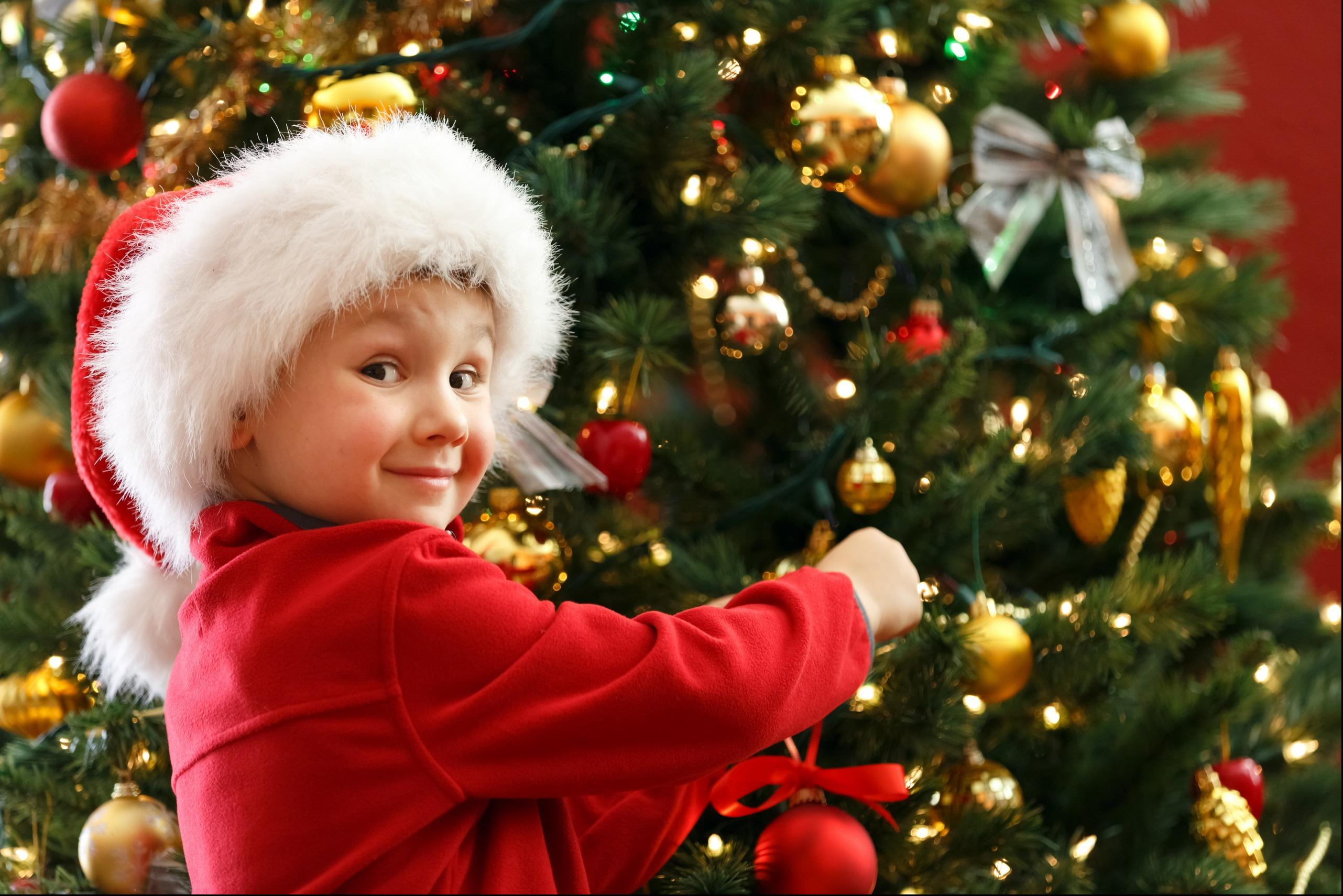 Рождество праздник детей. Новый год дети. Новогодний праздник для детей. Новогодняя елка для детей. Дети наряжают елку.