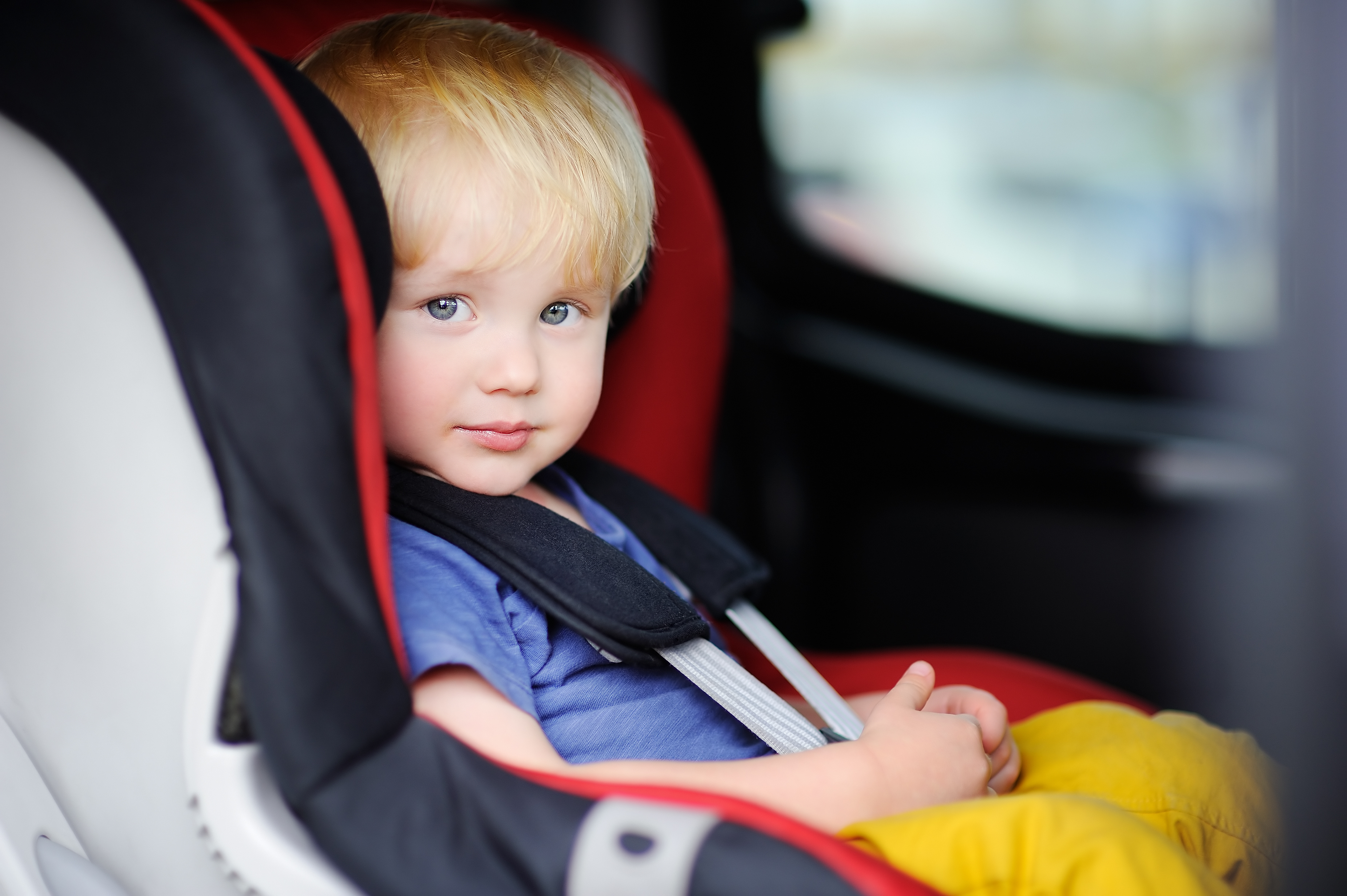 В автомобиле пассажир должен. Детское кресло в машину. Автомобиль для детей. Малыш в автокресле. Ребенок в детском кресле.