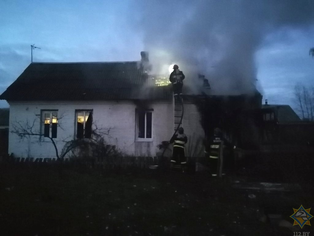 В Петриковском районе зять спас тестя во время пожара