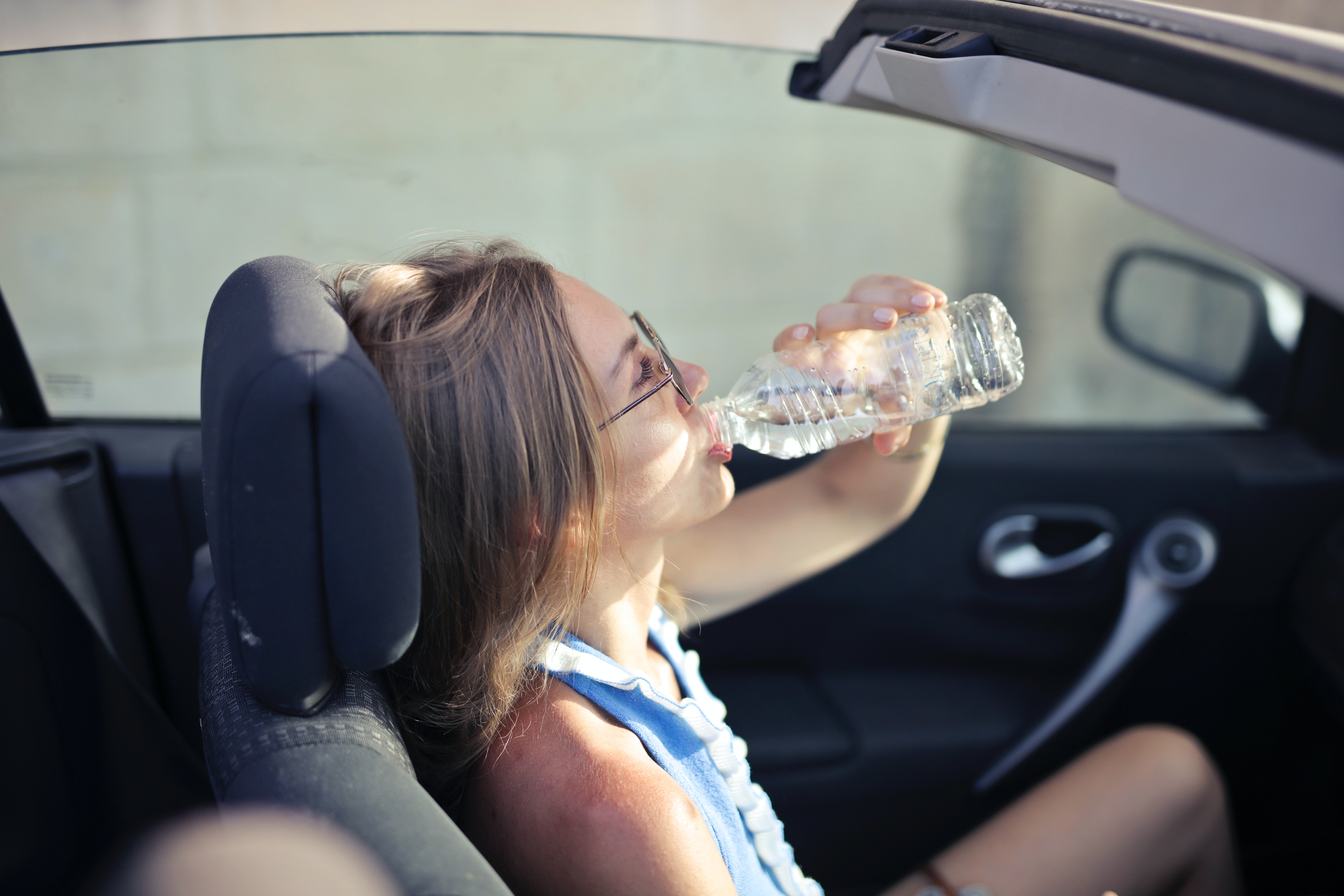 Откуда в машине вода. Жарко в машине. Пью воду в машине. Пьют в машине. Водителю жарко.