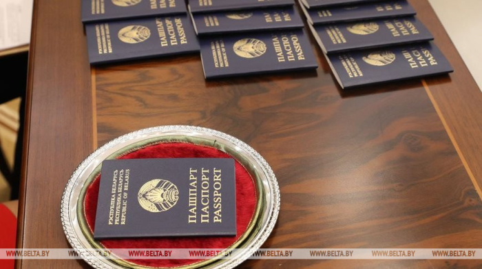 Лукашенко подписал указ о приеме в гражданство 401 человека, в том числе 86 детей
