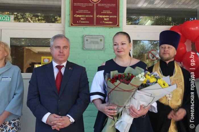 Владимир Привалов вручил гомельской СШ №21 сертификат на 20 тысяч белорусских рублей 