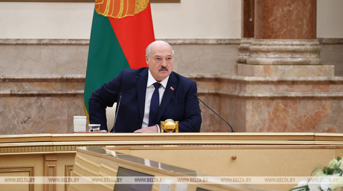 Лукашенко: к концу года нужно аккредитовать лечебные учреждения не формально, а по-настоящему