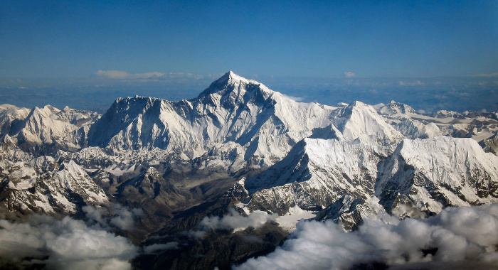 Четырехлетняя Зара Шифра стала самой маленькой девочкой, поднявшейся на высоту 5364 метра при восхождении на Эверест