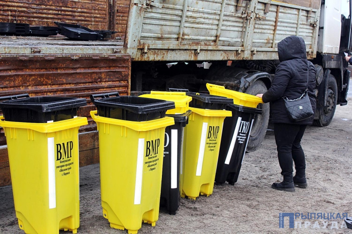 Коммунальное унитарное предприятие «Жилкомстрой» завершает раздачу цветных контейнеров для отходов и вторсырья в Наровле