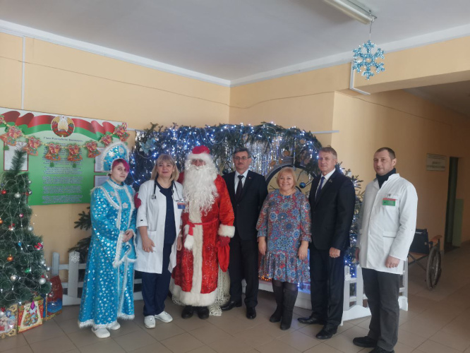 Пациентов палат паллиативного отделения и отделения сестринского ухода Довской участковой больницы поздравили с Рождеством