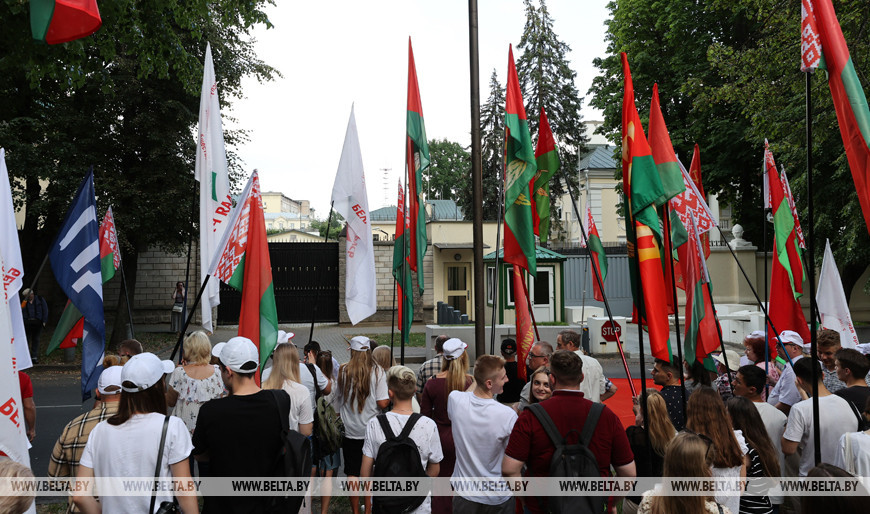 ФОТОФАКТ: Белорусы собрались на акцию у посольства США в Минске