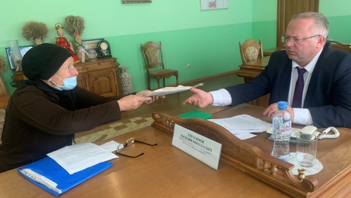 Председатель КГК Беларуси провел в Чечерске прием граждан и прямую телефонную линию