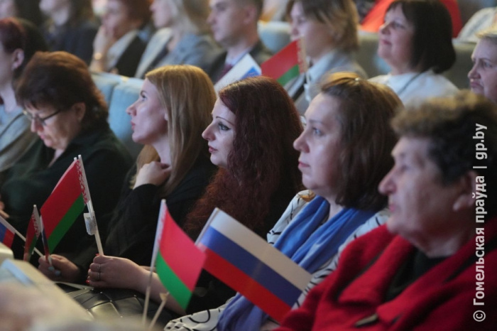 Братства прочная нить: концерт ко Дню единения народов Беларуси и России собрал в Гомеле около тысячи человек