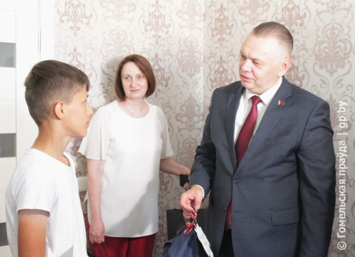 Вице-губернатор Дмитрий Алейников вручил рюкзаки многодетной семье Драбович в Гомеле